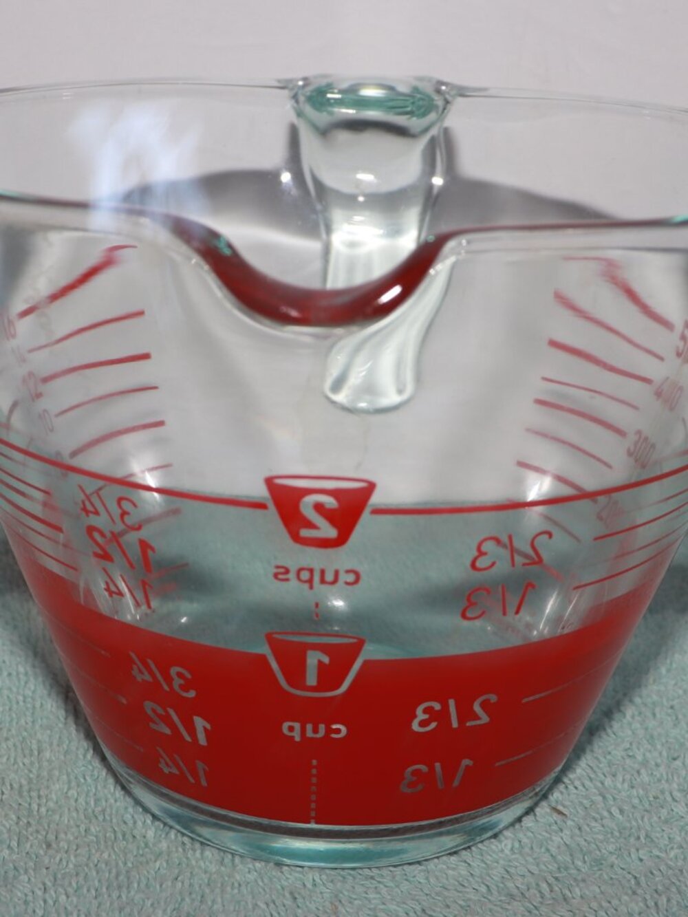 Vintage Pyrex 2 Cup Measuring Cup Red Reverse Lettering Made in USA - Picture 2 of 4